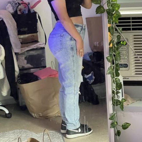 Hollister ULTRA HIGH-RISE RIPPED LIGHT WASH MOM JEANS - Picture 2 of 12